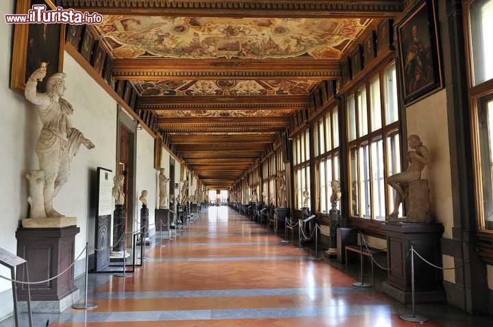 Immagine Corridoio est all'interno della Galleria degli Uffizi a Firenze - Finestre grandi che permettono l'entrata della luce giusta, soffitti affrescati e pavimenti lucidi. Nel contesto, le statue esemplari che corrono ai due lati per permetterne la visuale migliore. Un corridoio decisamente all'avanguardia e orchestrato nel migliore dei modi - © T photography / Shutterstock.com
