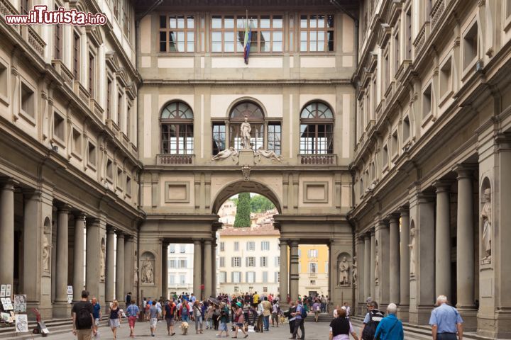 Immagine Corte interna dell'edificio della Galleria degli Uffizi a Firenze - Non solo l'esterno ma anche l'interno che permette di accedere all'ingresso del complesso museale ha il suo fascino. Le numerose colonne dei porticati sembrano racchiudere lo spazio in maniera poetica, introducendo il visitatore in un'atmosfera aulica, che potrebbe portare con sé nella visita interna delle sale - © Matej Kastelic / Shutterstock.com