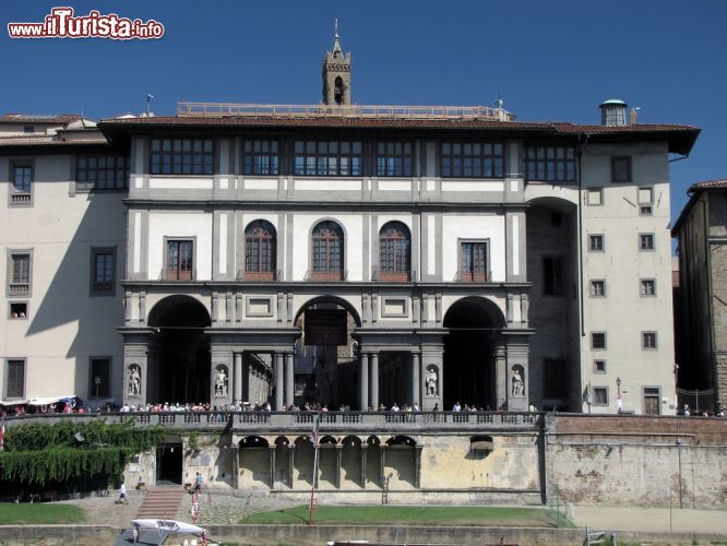 Immagine Il museo più famoso di Firenze, gli Uffizi, fotografati dalla sponda opposta dell'Arno - Anche in questa immagine si vede come il polo culturale sia interessante fotografarlo da diversi punti di vista. L'immagine qui proposta sottolinea la vista dove gli archi perfettamente in armonia con la struttura risultano maestosi ma senza sconfinare nell'imponenza, creando un gioco di proporzioni perfetto - © wjarek / Shutterstock.com