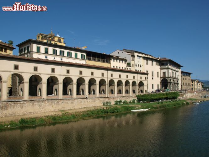 Immagine La Galleria Uffizi fotografata dal Ponte Vecchio di Firenze - Non solo il museo è un vanto per tutta la città e la nazione, ma moltissimi turisti amano fotografarne il profilo da diversi punti di vista. Qui ci troviamo a Ponte Vecchio e come si può vedere dall'immagine il taglio con cui si vede la Galleria degli Uffizi, con i suoi archi tipici, è di notevole impatto visivo - © wjarek / Shutterstock.com