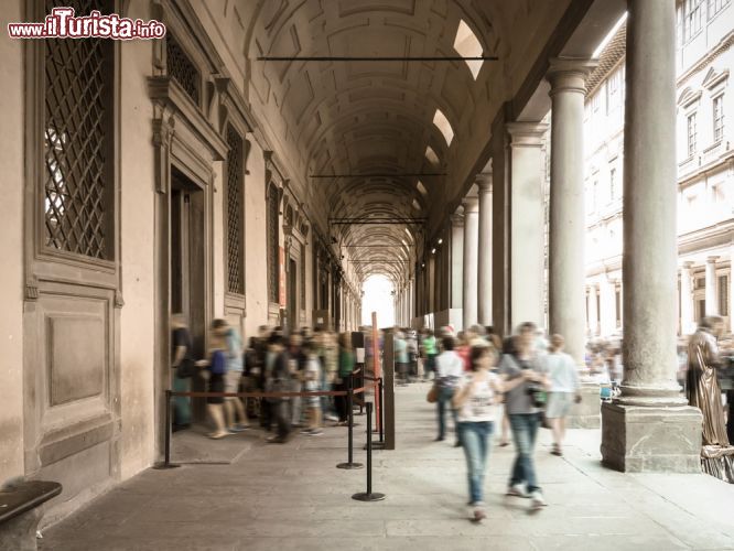 Immagine I visitatori alla Galleria degli Uffizi di Firenze - Moltissimi i turisti che si recano in visita a Firenze e ancora più numerosi tutti coloro che si recano al complesso museale. Provengono da ogni parte del mondo e l'unica pecca potrebbe essere la lunga fila nei giorni festivi, molti possono ovviare con la prenotazione online facilitata con l'opzione "salta coda" - © Lorenzo Patoia / Shutterstock.com