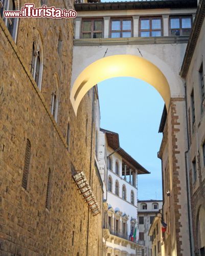 Immagine Uno scorcio dell'edificio della Galleria degli Uffizi di Firenze - Assomiglia ad un carrugio genovese invece, si tratta di uno scorcio particolarmente caratteristico della Galleria degli Uffizi. L'arco, questo elemento architettonico così utilizzato da aver dato alla struttura un carattere davvero forte e rappresentativo, anche in questa immagine si vede risplendere in tutta la sua armonia - © Ana del Castillo / Shutterstock.com