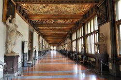 Corridoio est all'interno della Galleria degli Uffizi a Firenze - Finestre grandi che permettono l'entrata della luce giusta, soffitti affrescati e pavimenti lucidi. Nel contesto, ...