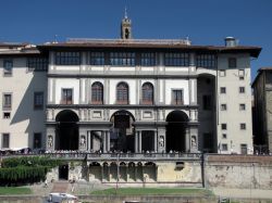 Il museo più famoso di Firenze, gli Uffizi, fotografati dalla sponda opposta dell'Arno - Anche in questa immagine si vede come il polo culturale sia interessante fotografarlo da diversi ...