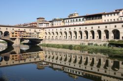 Fiume Arno e Galleria Uffizi di Firenze - Una bellissima vista quella che introduce alla Galleria degli Uffizi, con uno specchio d'acqua che riflette gli edifici e un meraviglioso ponte ...
