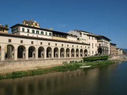 La Galleria Uffizi fotografata dal Ponte Vecchio di Firenze - Non solo il museo è un vanto per tutta la città e la nazione, ma moltissimi turisti amano fotografarne il profilo ...