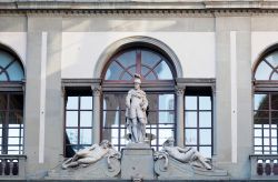 Gruppo scultoreo alla Galleria degli Uffizi di Firenze - Come si può notare dall'immagine la maestosità con cui si erge questo complesso scultoreo è magnifica. Proporzionato, ...