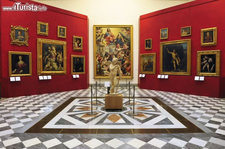 Immagine Una delle 93 sale del museo più noto di Firenze, la Galleria degli Uffizi - Oltre alle opere d'arte più importanti di tutto il panorama storico e artistico, vi è una cura esemplare anche nell'allestimento alla Galleria degli Uffizi. In particolare non mancano mai gli elementi scultorei uniti, per tematica, a quelli figurativi, così come non manca mai la scelta dei colori accesi e in armonia con il tema della sala trattato - © T photography / Shutterstock.com