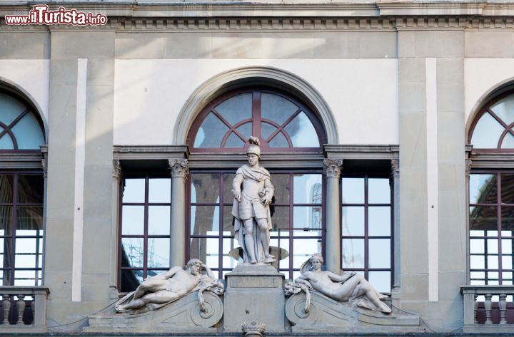 Immagine Gruppo scultoreo alla Galleria degli Uffizi di Firenze - Come si può notare dall'immagine la maestosità con cui si erge questo complesso scultoreo è magnifica. Proporzionato, armonioso e audace, questo gruppo è elegantemente proposto in una cornice fatta di due colossi ai lati, che racchiudono la visuale in un unico grande colpo di scena - © Shchipkova Elena / Shutterstock.com