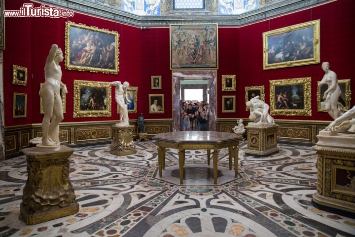 Immagine Un tripudio d'arte, il percorso all'interno delle 93 sale della Galleria degli Uffizi a Firenze - Vi sono musei e musei. La Galleria degli Uffizi non solo può vantare moltissime opere d'arte e nomi illustri del panorama artistico, ma può anche proporre allo spettatore un allestimento magnifico, dove i dipinti sono un tutt'uno con l'ambiente circostante - © Italianvideophotoagency / Shutterstock.com