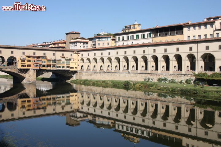 Immagine Fiume Arno e Galleria Uffizi di Firenze - Una bellissima vista quella che introduce alla Galleria degli Uffizi, con uno specchio d'acqua che riflette gli edifici e un meraviglioso ponte adiacente che ricorda quello lungo la Senna di Parigi per bellezza evocativa e fascino - © Tupungato / Shutterstock.com