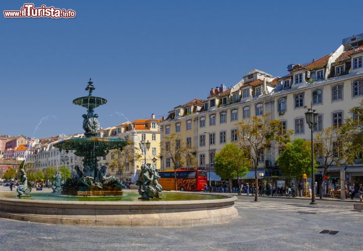 Immagine Lisbona, portogallo: la grande piazza del Rossio dedicata a Dom Pedro IV - © StockPhotosArt / Shutterstock.com