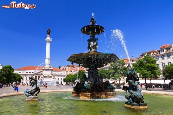 Immagine Particolare della fontana del Rossio: la piazza intitolata a Dom Pedro IV si trov anel cuore di Lisbona - © Dennis van de Water / Shutterstock.com