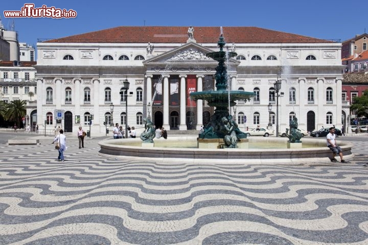 Immagine Piazza Dom Pedro IV: sullo sfonfo il Teatro Nazionale Dona Maria II di Lisbona - © StockPhotosArt / Shutterstock.com