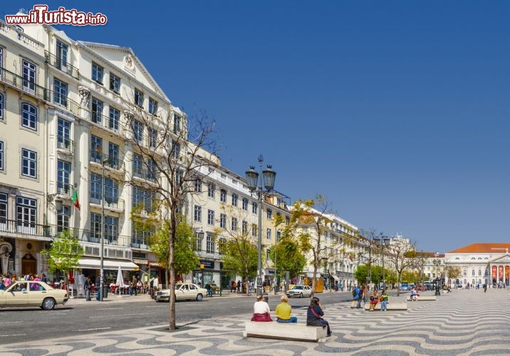 Immagine L'elegante Praca Dom Pedro IV, semplicemente conosciuta come  Rossio, si trova nel centro di Lisbona - © StockPhotosArt / Shutterstock.com