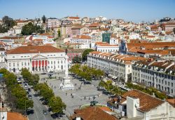 Fotografia aerea della piazza del Rossio a Lisbona. E' stata scattata dalla cima dell'Elevador de Santa Justa - © Daniel Rubio Arias / Shutterstock.com