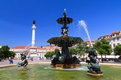 Particolare della fontana del Rossio: la piazza intitolata a Dom Pedro IV si trov anel cuore di Lisbona - © Dennis van de Water / Shutterstock.com