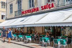 Pastelaria Suica: ci troviamo nel cuore urbano di Lisbona, nella Piazza Dom Pedro IV - © StockPhotosArt / Shutterstock.com 