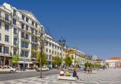 L'elegante Praca Dom Pedro IV, semplicemente conosciuta come  Rossio, si trova nel centro di Lisbona - © StockPhotosArt / Shutterstock.com 