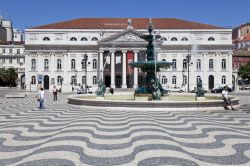 Piazza Dom Pedro IV: sullo sfonfo il Teatro Nazionale Dona Maria II di Lisbona - © StockPhotosArt / Shutterstock.com 