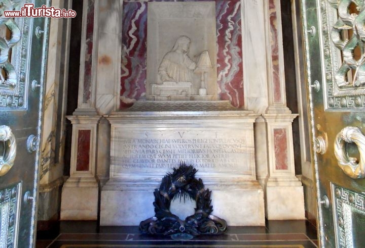Immagine L'Epitaffio in latino della Tomba di Dante a Ravenna venne composto da Bernardo Canaccio che lo scrisse nel 1366, 45 anni dopo la scomparsa del sommo poeta - © "Testus - CC BY-SA 3.0 - Wikimedia Commons.