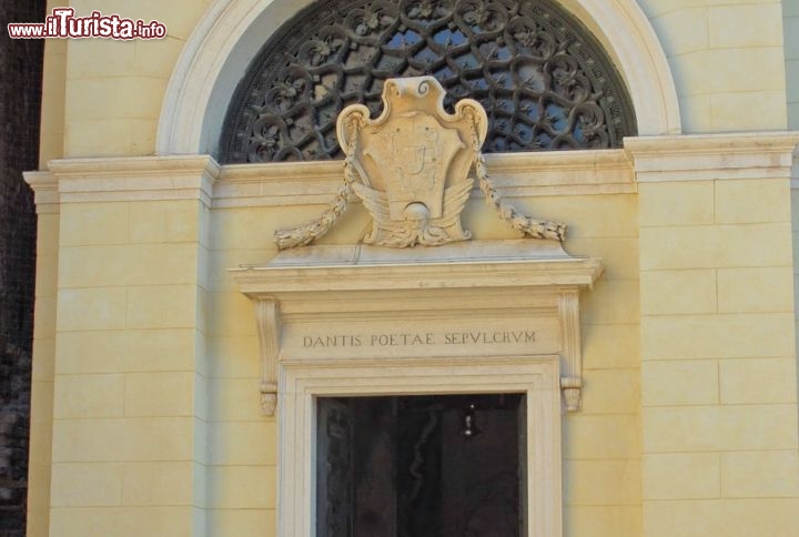 Immagine Ingresso del sepolcro di Dante a Ravenna - ©claudio zaccherini / Shutterstock.com