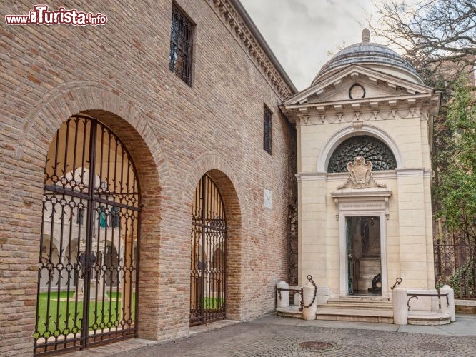 Immagine Visitare la Tomba di Dante, uno dei monumenti più famosi di Ravenna. Il poeta fiorentino morì nella città romagnola la notte tra il 13 e il 14 settembre 1221 - © ermess / Shutterstock.com