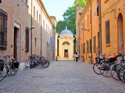 La Tomba di Dante si trova nel centro storico ...