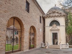 Visitare la Tomba di Dante, uno dei monumenti più famosi di Ravenna. Il poeta fiorentino morì nella città romagnola la notte tra il 13 e il 14 settembre 1221 - © ermess ...