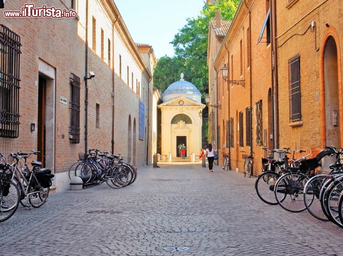 Immagine La Tomba di Dante si trova nel centro storico di Ravenna - © claudio zaccherini / Shutterstock.com