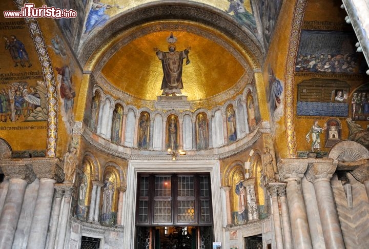 Immagine Arte a Venezia: il sontuoso interno della Basilica di San Marco, ricca di Mosaici - © lornet / Shutterstock.com