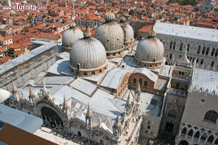 Immagine Fotografia aerea della basilica di San Marco a Venezia, e le sue cinque cupole - © sigurcamp / Shutterstock.com