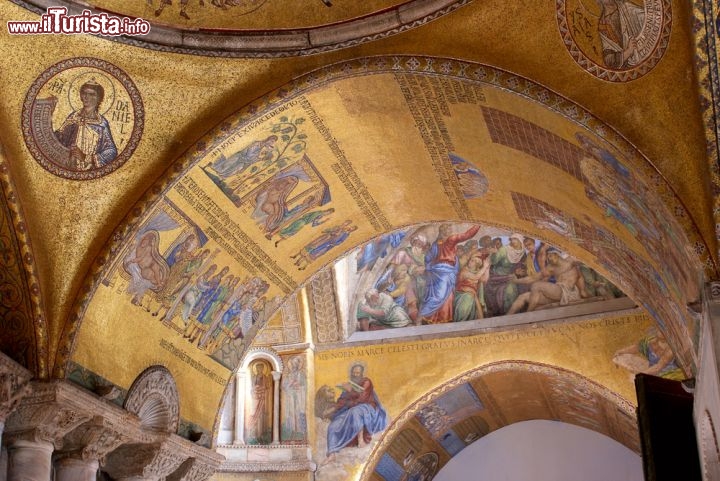 Immagine Mosaici a Venezia, ci troviamo in una delle navate della Basilica di San Marco - © Dimsle / Shutterstock.com