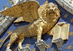 Il leone di San Marco all'ingresso dell'omonima Basilica di Venezia - © Malgorzata Kistryn / Shutterstock.com