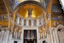 Arte a Venezia: il sontuoso interno della Basilica di San Marco, ricca di Mosaici - © lornet / Shutterstock.com 