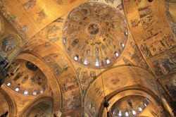 La volta dorata dell'interno della Basilica di San Marco a Venezia - © mary416 / Shutterstock.com