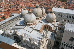 Fotografia aerea della basilica di San Marco a Venezia, e le sue cinque cupole - © sigurcamp / Shutterstock.com