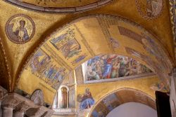 Mosaici a Venezia, ci troviamo in una delle navate della Basilica di San Marco - © Dimsle / Shutterstock.com