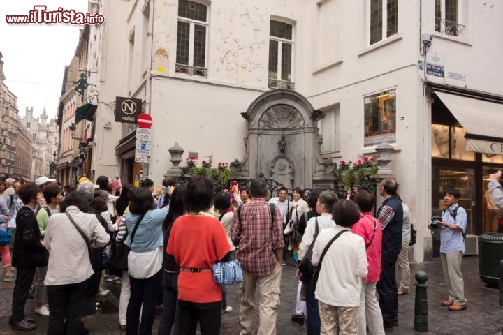 Immagine Folla in coda per scattarsi un selfie al Manneken Pis, la statua del ragazzetto che fa la pipì in centro a Bruxelles - © Ammit Jack / Shutterstock.com