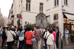 Folla in coda per scattarsi un selfie al Manneken Pis, la statua del ragazzetto che fa la pipì in centro a Bruxelles - © Ammit Jack / Shutterstock.com