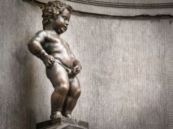 Il simbolo di Bruxelles, l'irriverente statua del Manneken Pis  - © mdmworks / Shutterstock.com 