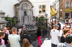 La piccola statua del Manneken Pis è una delle attrazioni turistiche più visitate della città, uno dei luoghi imperdibili di Bruxelles  - © S-F / Shutterstock.com ...