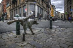 Zinneke Pis, una delle statue simbolo di Bruxelles: invece del celebre ragazzo, qui è un cane a compiere il suo bisogno in una piazza della capitale del Belgio - © Arcadiuš ...