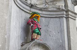 Manneken Pis vestito da clown. La capitale del Belgo ha la tradizione di vestire il suo simbolo con abiti a tema, a seconda del periodo dell'anno. Oltre 800 vestiti sono esposti nel museo ...