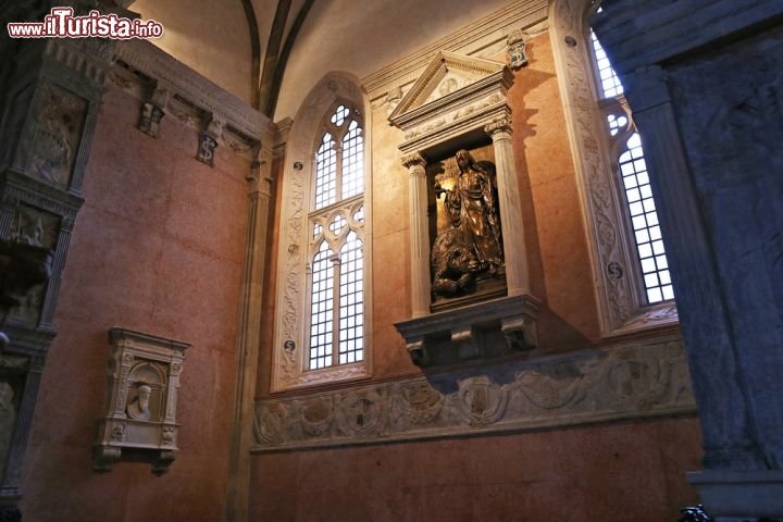 Immagine Cappella laterale all'interno del Tempio Malatestiano di Rimini  - © ET1972 / Shutterstock.com