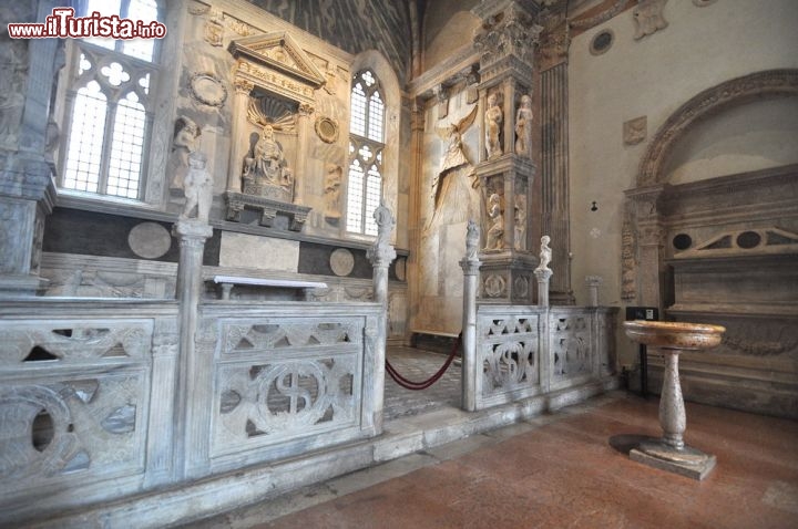 Immagine Un dettaglio di una delle cappelle del Duomo di Rimini, il magnifico Tempio Malatestiano, pregevole architettura del Rinascimento italiano