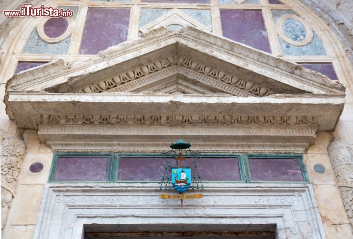 Immagine Particolare del Portale d'ingresso del Tempio Malatestiano di Rimini - © ET1972 / Shutterstock.com