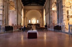 Interno del Duomo di Rimini, il Tempio Malatestiano ...