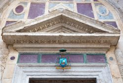 Particolare del Portale d'ingresso del Tempio Malatestiano di Rimini - © ET1972 / Shutterstock.com