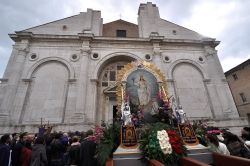 Processione davanti al Tempio Malatestiano, il ...